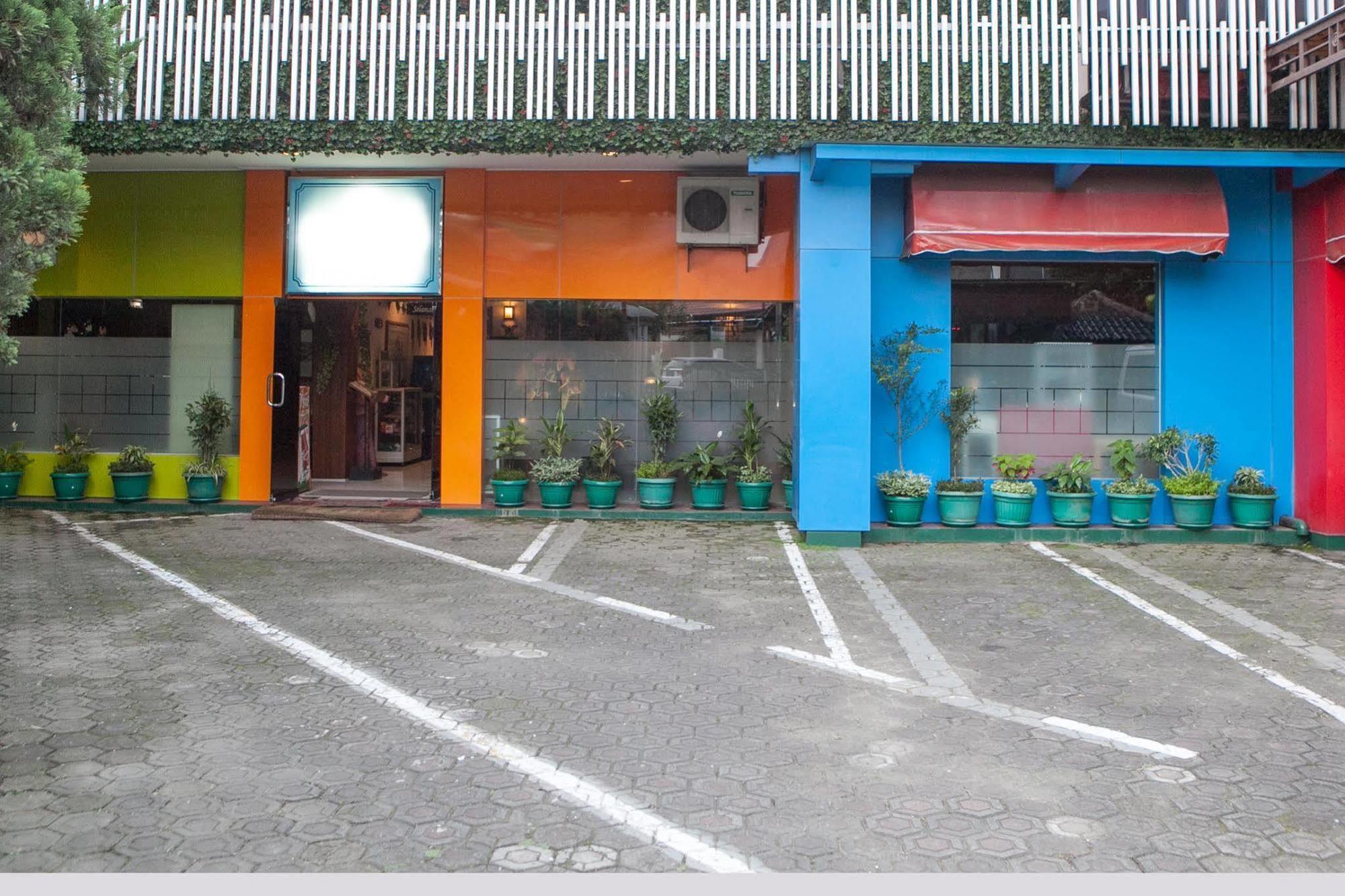 Reddoorz Plus Near Riau Street Bandung Eksteriør billede