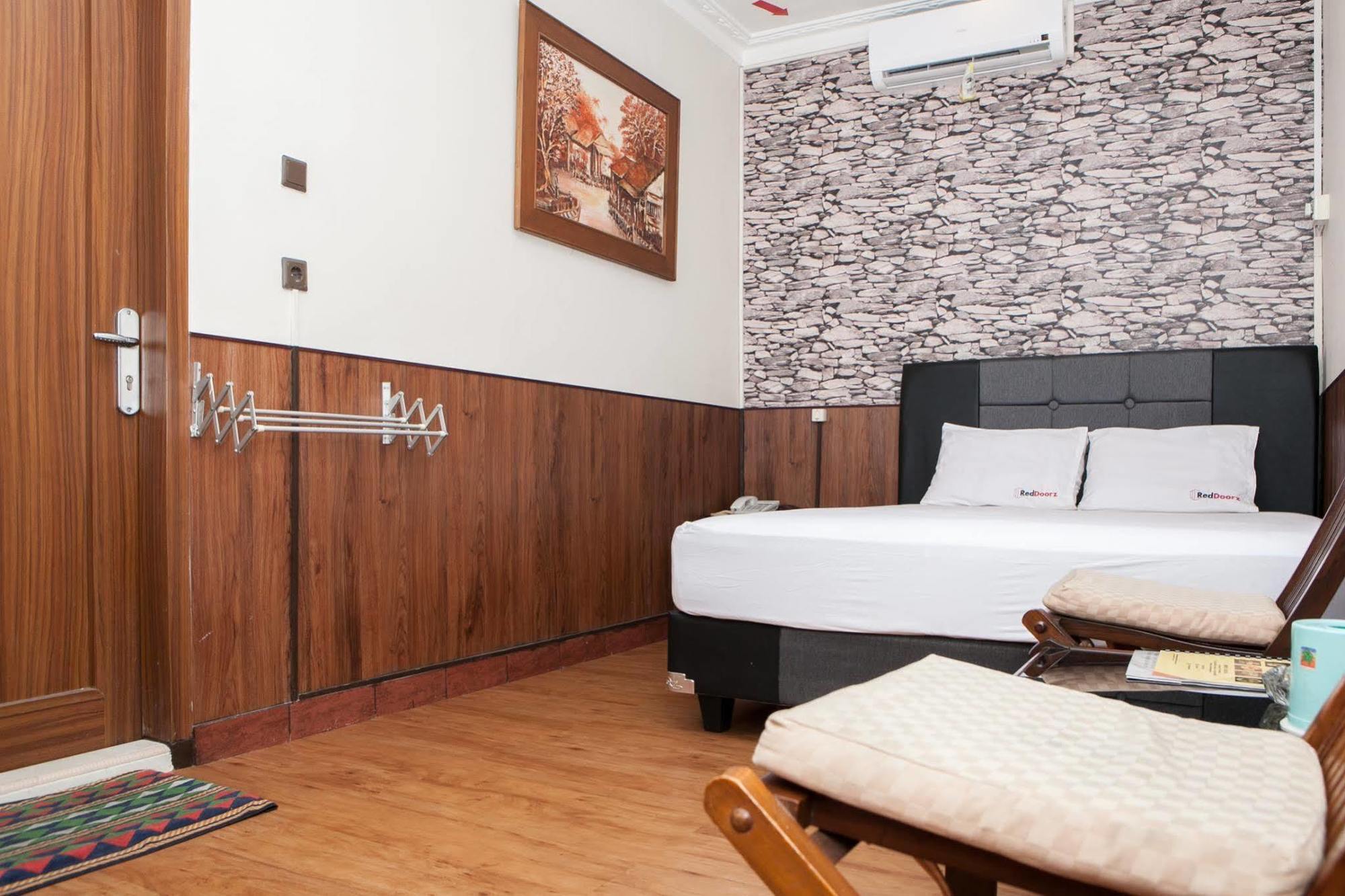 Reddoorz Plus Near Riau Street Bandung Eksteriør billede
