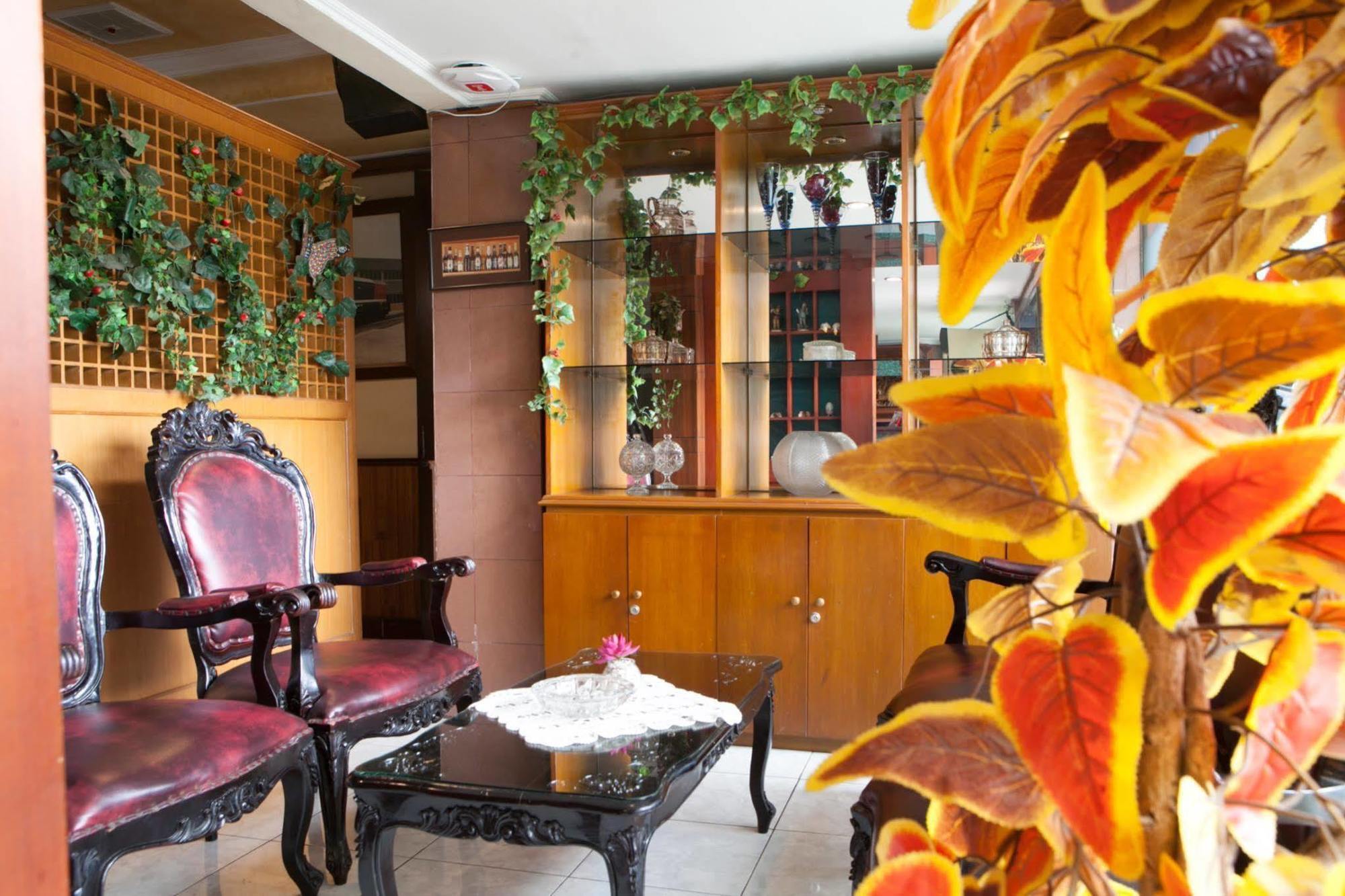 Reddoorz Plus Near Riau Street Bandung Eksteriør billede
